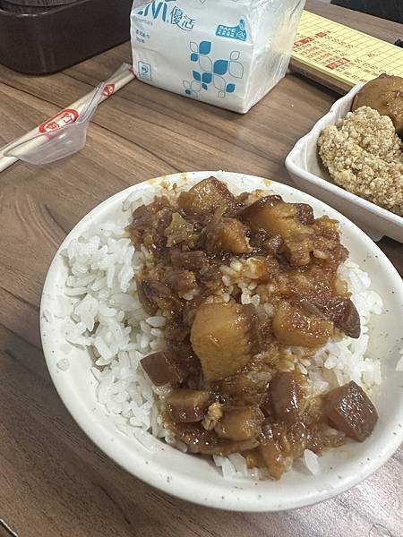 高雄草衙阿里阿豆-肥嫩魯肉飯
