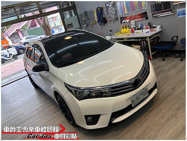 TOYOTA ALTIS 類全景天窗高亮黑車頂貼膜