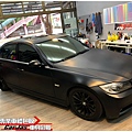 車爵士車體包膜車身彩貼-BMW E90 325i 全車消光黑、3D黑卡夢改色包膜