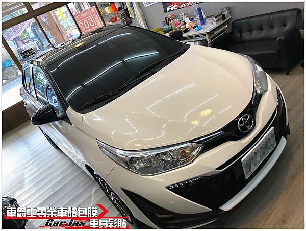 車爵士車體包膜車身彩貼-TOYOTA YARIS 懸浮式車頂 車頂、AC柱、尾翼、鯊魚鰭天線座高亮黑改色包膜