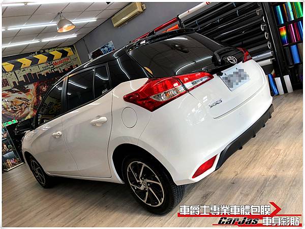 車爵士車體包膜車身彩貼-TOYOTA YARIS 懸浮式車頂 車頂、AC柱、尾翼、鯊魚鰭天線座高亮黑改色包膜