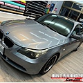 車爵士車體包膜車身彩貼-BMW E60 窗框鍍鉻飾條 車頂 細紋修復高亮黑改色包膜