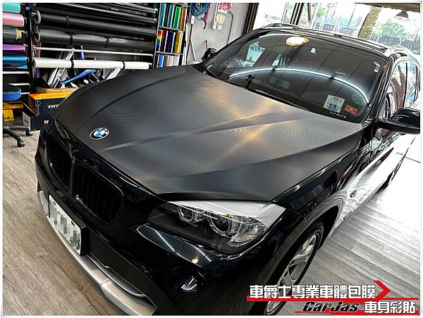 車爵士車體包膜車身彩貼-BMW X1 引擎蓋3D黑卡夢改色包膜