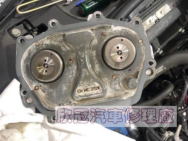 GLE450 前蓋漏油_191119_0010.jpg GLE450 前蓋漏油_191119_0010.jpg