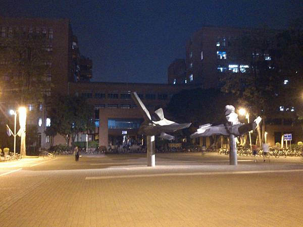 2012.11.6 成功大學雲平大樓與雕像
