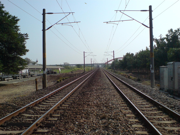 電車遠遠而過