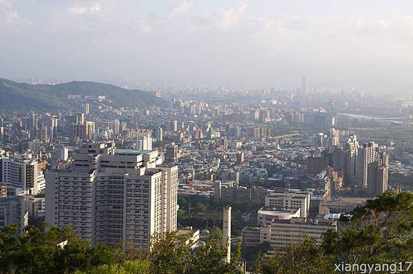 岩上的城市景緻