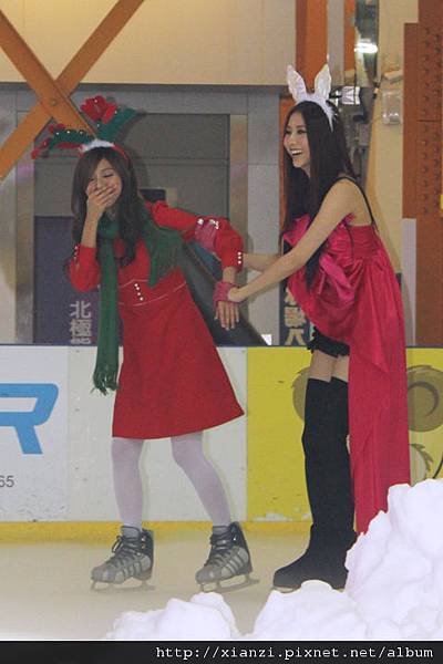 豆花差點在冰上滑倒，還好有師姐弦子在旁照顧