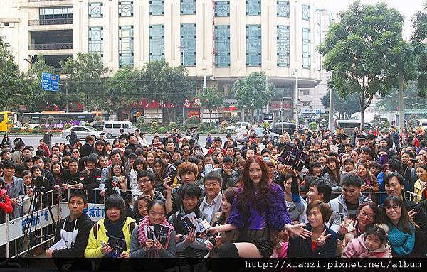 弦子攜《逆風的薔薇》廣州簽唱會 “金童玉女”為其保駕護航