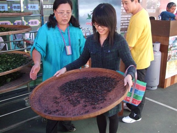 去石碇，剛好碰到聚辦茶香活動，實際體驗搖茶，其實要把茶都搖到中間，也不是太簡單說.jpg