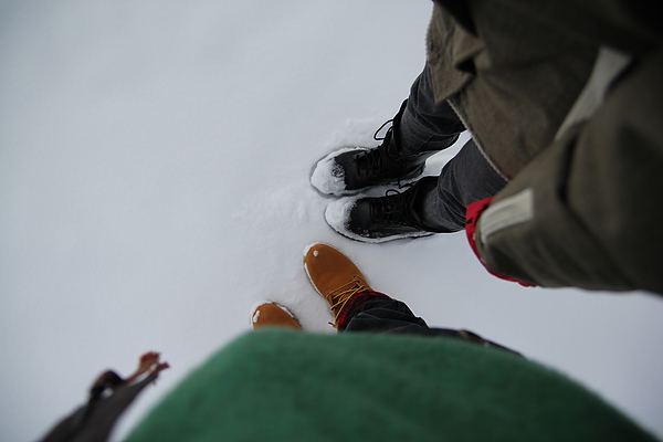 兩人四腳，蒐集到了雪地裡的兩人腳丫嚕