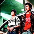 仔仔(左)與趙又廷在「痞子英雄」首集中明確刻劃兩個個性完全不同的角色。.jpg