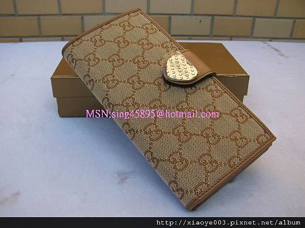 GUCCI-203550金絲色心形長夾 售價1800元