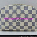nEO_IMG_LV-N47517白格手拿化妝包價格2000元