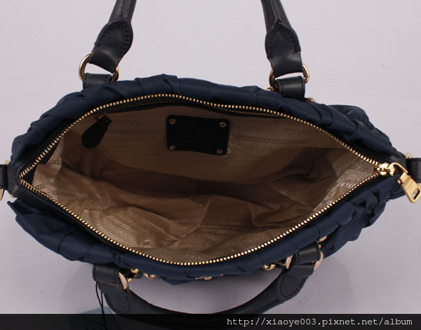 普拉達prada女士女款蘭色羊皮手提單肩包PR30017蘭色 W30H27D15售價4500元 (4)