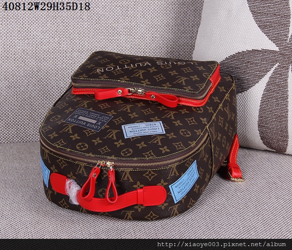 LV M40812老花配紅色書包後背包W29H35D18 (4).jpg