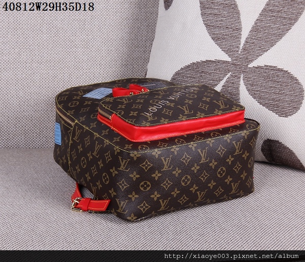 LV M40812老花配紅色書包後背包W29H35D18 (5).jpg