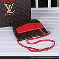 LV M41679老花配紅色女士斜背包W27H23D7 (4).jpg