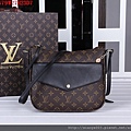 LV M41679老花配黑色女士斜背包W27H23D7.jpg