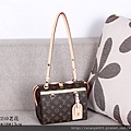 LV M42210 老花肩背包W23H18D13.jpg