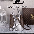 LV M42888 老花配白蛇紋女士手提斜背包W32H27D17 (3).jpg