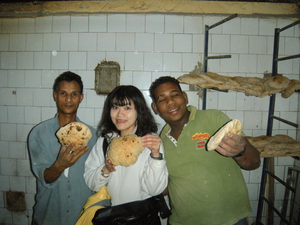 莫名其妙進到烤餅工廠拍照..其他的埃及人都是在外面買的