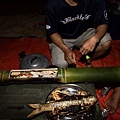 炭烤竹筒鱼，一道原始味浓厚的菜肴。