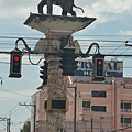 甲米市的每一个红绿灯都有一头瑞兽镇守。