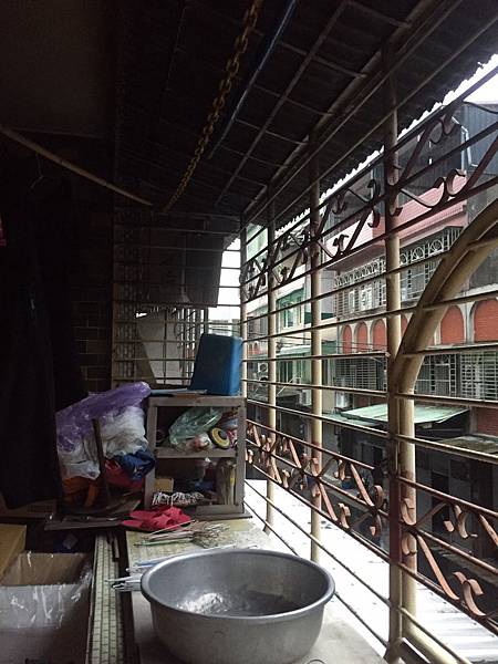 鐵窗(原樣).jpg 三峽,台北,北部,新北,板橋,樹林,鶯歌,新店,桃園,三峽油漆,台北油漆,新北油漆,新店油漆,樹林油漆,板橋油漆,新莊油漆,三重油漆,桃園油漆,萬華油漆,油漆,裝修,裝潢,室內設計,粉刷,方師傅,防水,工程,水泥,泥作,水電,土水,漆油妻