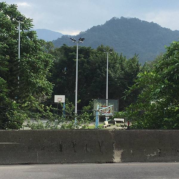 偷看逼逼跟球場_4.jpg 油漆,裝修,裝潢,室內設計,粉刷,清潔,方師傅,防水,工程,水泥,泥作,水電,土水,漆妻油漆,三峽,三峽打球,籃球,打籃球,溪北河濱公園