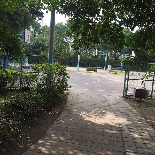 偷看逼逼跟球場_11.jpg 油漆,裝修,裝潢,室內設計,粉刷,清潔,方師傅,防水,工程,水泥,泥作,水電,土水,漆妻油漆,三峽,三峽打球,籃球,打籃球,溪北河濱公園