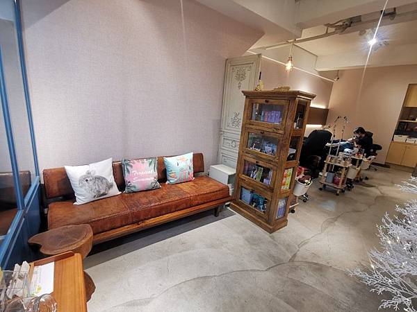 店內舒適的陳設,讓來這邊變美美後的女孩可以隨心所欲地拍美照 改眉推薦JR美學苑-改眉推薦