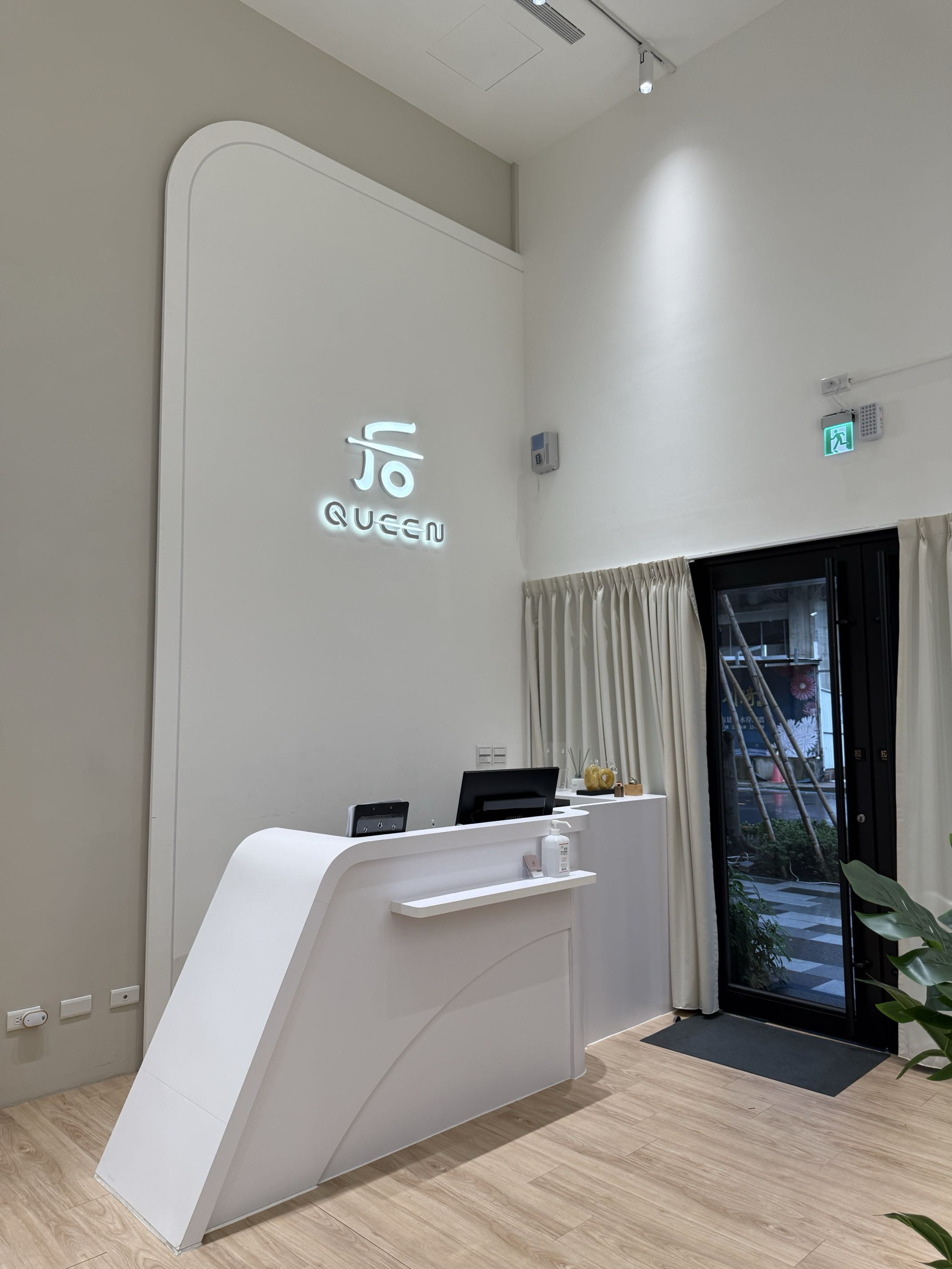 板橋江子翠站 后界診所 水飛梭清潔+杏仁酸亮白換膚初體驗