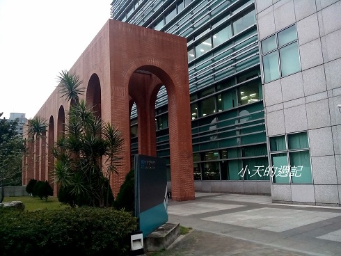 台灣圖書館旁邊類似貝聿銘設計的建築物 (我自認為像啦)2