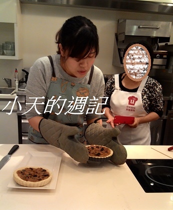 FunCooking瘋食課-你知我知廚藝教室-【甜心藍帶主廚Angel的法國廚房3】白酒奶油燉雞佐櫛瓜奶油飯、尼斯洋蔥薄餅、紅酒西洋梨11.jpg