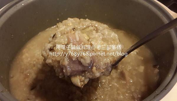 老三用電子鍋做料理6-古早味芋頭粥.jpg