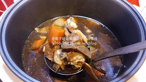 老三用電子鍋做料理-紅燒豬肉湯16.jpg
