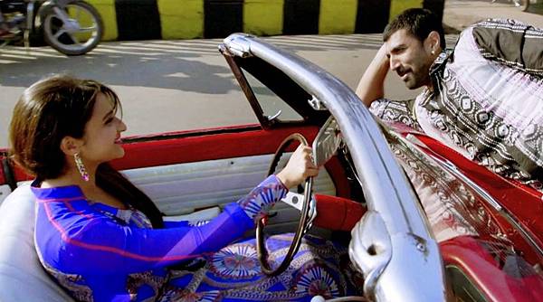 Parineeti+Aditya+Red+Car+Daawat-e-Ishq