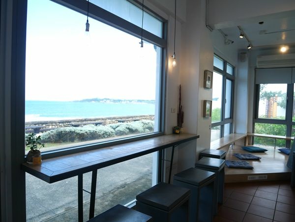 石門海景咖啡廳 / 米詩堤極北藍點   (白沙灣旁)