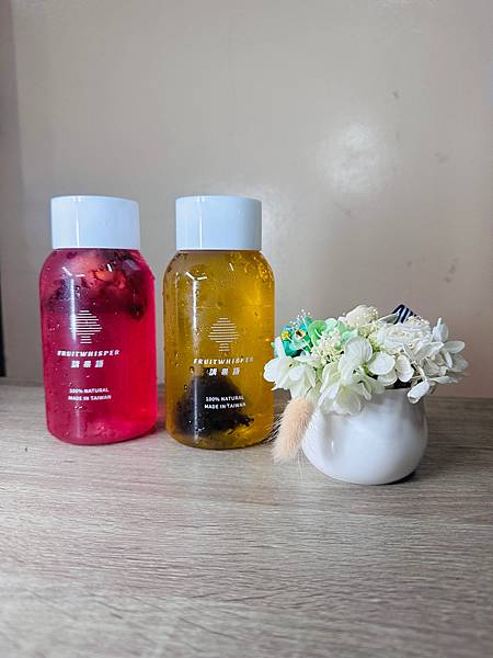 講果語紅烏龍茶與櫻花莓梅茶一同展示，飲品與果乾搭配