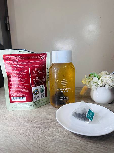 阿里山高山紅烏龍茶泡製過程，茶色鮮明透亮