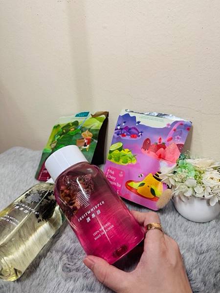茶包與冷泡瓶的合照，展示飲品的清新色澤