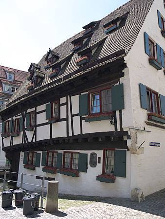 Schiefes Haus