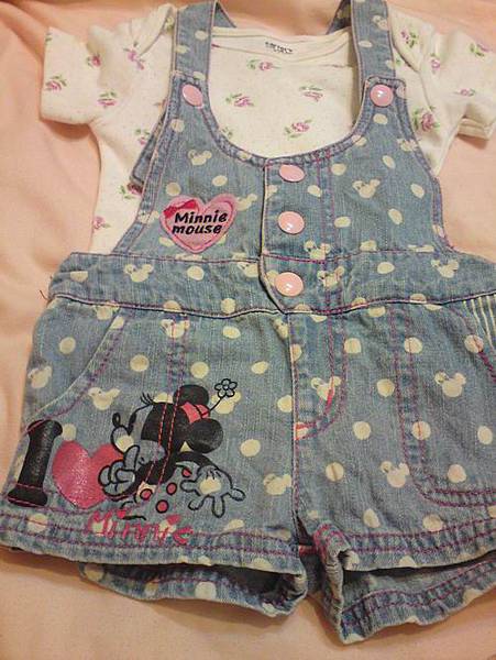 小碎花上衣+米奇吊帶褲