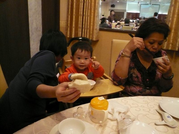 認真吃飯的宥宥