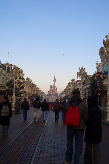 main street上看到的sleeping beauty castle