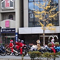 街上的迷之重禨聖誕老公公團