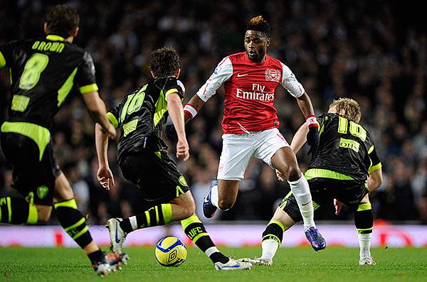 Alex-Song-tries-to-get-th-007.jpg