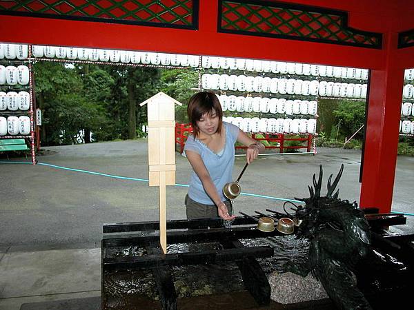 進入神社前,記得洗洗手(先左手,在右手,最後再來喝一口...)