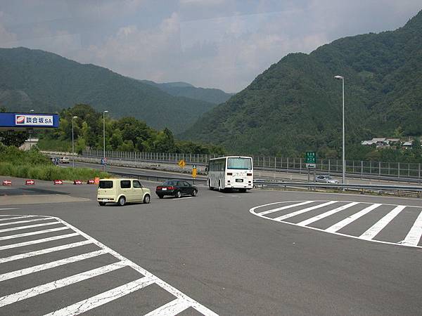 休息站的出口(遠方烏雲密佈,開始擔心雲霄飛車得在雨天坐了)